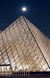Contemporary-architecture;-Cour-Napoléon;-Film-photography;-Heritage;-M-Pei;-Kaleidos;-Kaleidos-images;-La-parole-à-limage;-Louvre;-Louvre-Pyramid;-Moonlight;-Night;-Paris;-Stories-Pictures;-Tarek-Charara